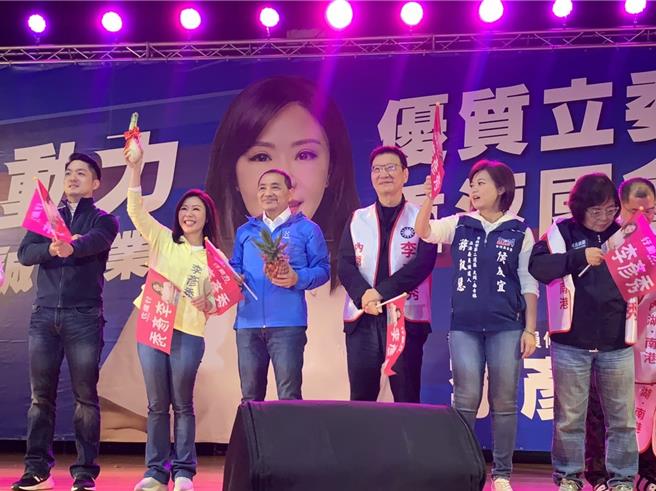 国民党总统参选人侯友宜、国民党副总统参选人赵少康今上午出席立委参选人李彦秀竞总成立大会。（张薷摄）