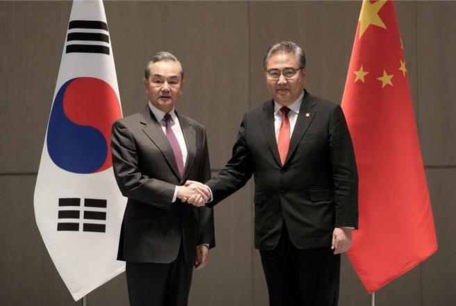 韩国外交部长官朴振26日在韩国釜山，与到访的中共中央政治局委员、大陆外长王毅举行会谈。（路透）