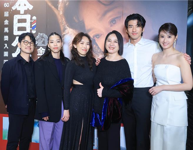 方志友（右起）、傅孟柏、陆小芬、导演傅天余、洪佩瑜、陈建骐出席《本日公休》庆功宴。（粘耿豪摄）