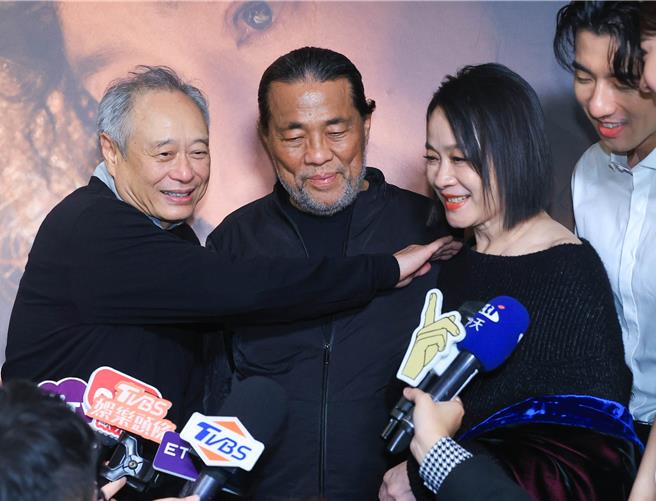 李安暖心安慰落马的陆小芬。（粘耿豪摄）