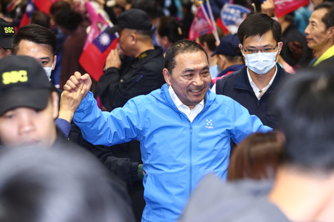 国民党总统参选人侯友宜（中）26日出席李彦秀竞选总部成立大会。（邓博仁摄）