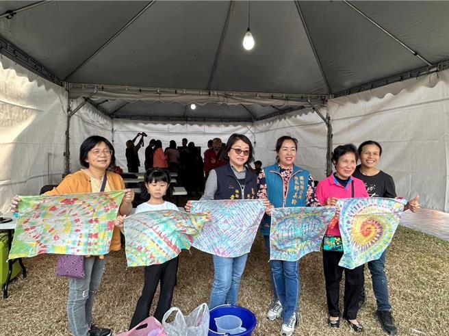 首届南投露营嘉年华在国姓乡桥耸云天揭幕，国姓乡长邱美玲邀大家体验客家蓝染及牛揾水DIY。（国姓乡公所提供／杨静茹南投传真）