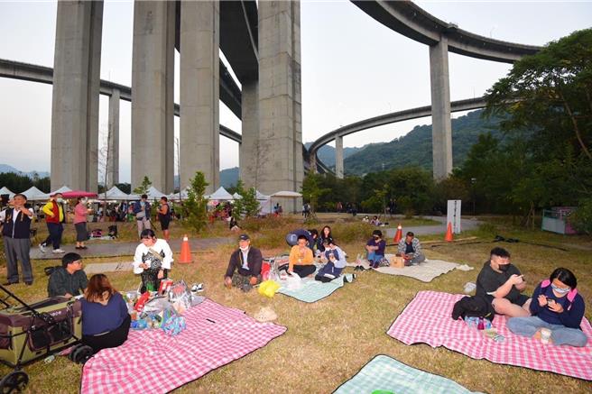 南投露营嘉年华活动精彩，除体验课程、名人讲座，还有烤大猪让野餐游客免费品嚐，边观赏乐团表演。（南投县议员陈宜君提供／杨静茹南投传真）