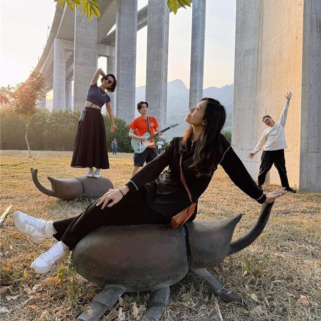 旺福乐团25日登场表演前，也在国姓乡桥耸云天绿雕园区享受美丽的夕阳与自然风光。（翻摄旺福ＷＯＮＦＵ脸书／杨静茹南投传真）