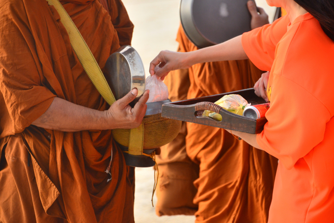 许姓男子刻意改名「张无忌」，诈骗美浓一处新落成寺院的管理人戴姓尼姑，佯称自己熟识高雄市政府的人可协助合法变更地目。戴女陆续交付725万元后发现遭骗，报警提告。一审依诈欺罪判张男4年6月，上诉至高雄高分院，法官认为张男同意和解却赔不出一毛钱，毫无诚意，最后驳回张男之诉定谳。（示意图／shutterstock）