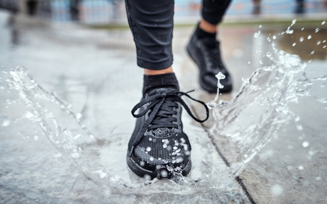 下雨天鞋子湿掉怎办，家事达人曝3招快神解。（图／shutterstock）