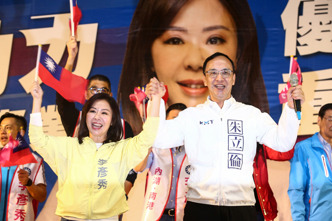 国民党主席朱立伦（右）26日出席李彦秀（左）竞选总部成立大会，希望国民党国会过半，下架民进党。（邓博仁摄）
