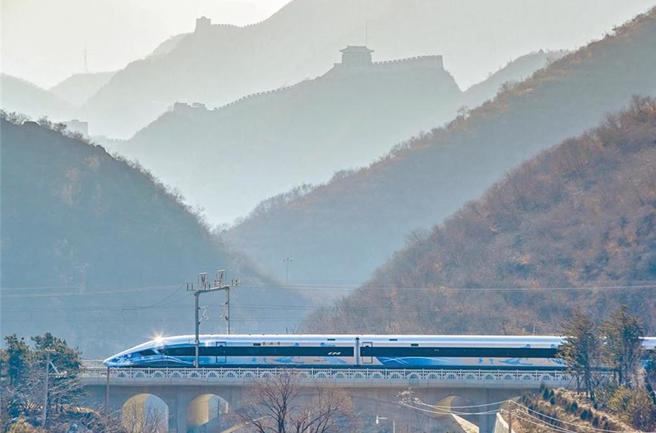 麗香鐵路開通運營，兩地通行僅需1小時18分鐘。（中新社）