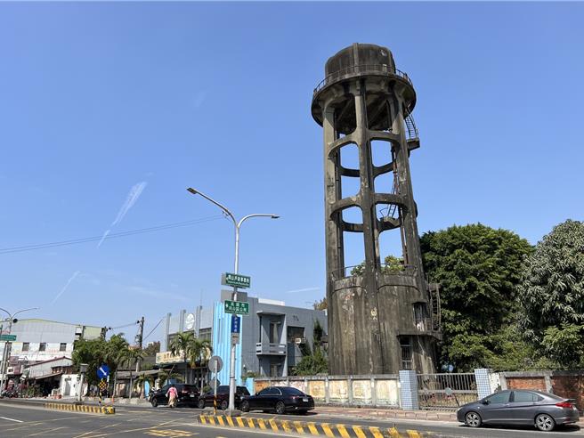 高雄市冈山区近来接连停水，图为地标冈山水塔。（本报资料照片）
