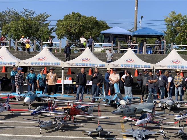 30余架模型机齐聚排开场面壮观。（苗栗县政府提供／李京升苗栗传真）