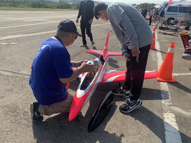 玩家们互相交流。（苗栗县政府提供／李京升苗栗传真）