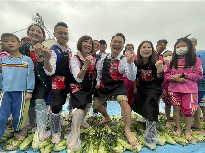 平鎮農會「世芥客家菜」千人踩酸菜趣味體驗。(呂筱蟬攝)