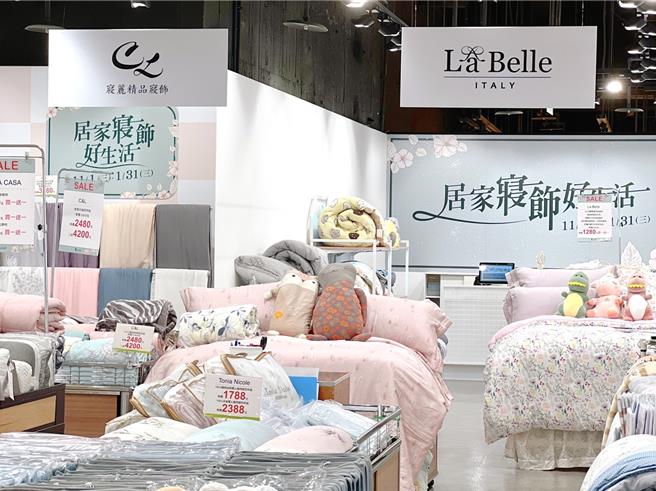 京站现正推出一系列保暖寝具优惠，像是C＆L的石墨烯能量被，原价1万6800元、特价1980元，还享买一送一。（京站提供／朱世凯台北传真）