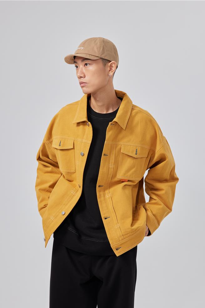 京站ALL WEARS的斜纹磨毛跳色夹克外套，原价2560元、特价999元。（京站提供／朱世凯台北传真）