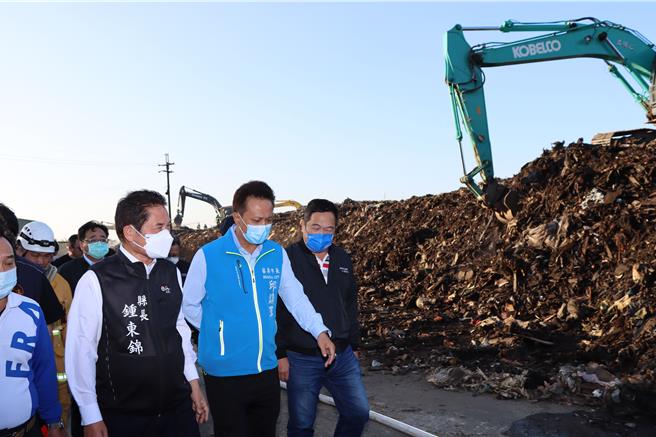 苗栗县长锺东锦日前到场关心消防员救灾情况。（苗栗县政府提供／李京升苗栗传真）