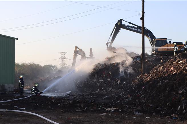 西山垃圾场火警延烧5天才扑灭。（苗栗县政府提供／李京升苗栗传真）