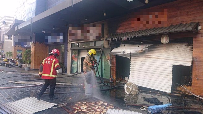 台南市北区小北商场一家烧烤店26日上午11时许传出火警，疑似起因为瓦斯钢瓶气爆。（程炳璋摄）