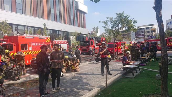 台南市北区小北商场一家烧烤店26日上午11时许传出火警，警消召集21车44人，现场加上义消更近百人。（程炳璋摄）