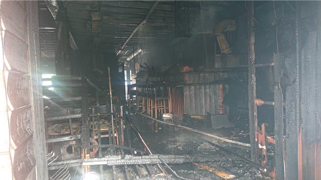 台南市北区小北商场一家烧烤店26日上午11时许传出火警，日式烧烤店多为木制装潢，几乎付之一炬。（程炳璋摄）