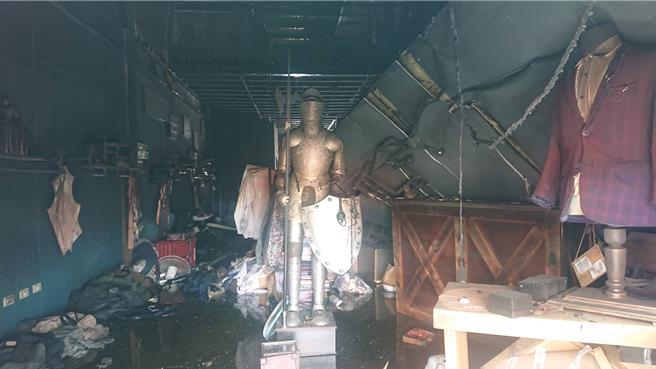 台南市北区小北商场一家烧烤店26日上午11时许传出火警，烧烤店隔壁的服饰店家受浓烟波及，损失惨重。（程炳璋摄）