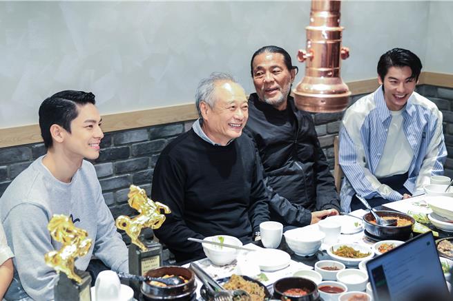 李安和李屏宾到庆功宴现场为许光汉、林柏宏加油打气。（粘耿豪摄）