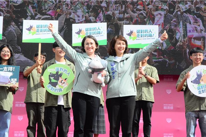 张美慧（右）与萧美琴（左）都爱狗猫，她们互换沟猫玩偶，互相支持。（王志伟摄）