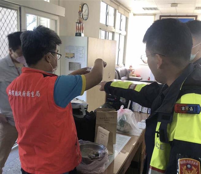 南投县卫生局人员将相关物证带回化验，调查事故原因。（民眾提供／杨静茹南投传真）