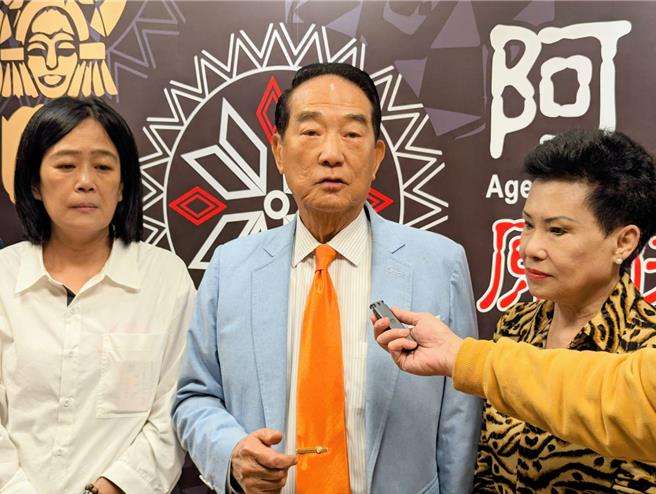 谈到蓝白合破局，亲民党主席宋楚瑜（中）表示，这是一群政客抢位子的必然结果。（张志康摄）