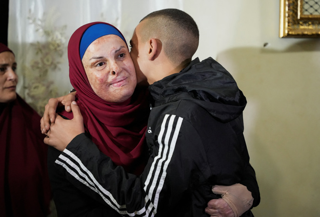 巴勒斯坦囚犯賈比斯（Israa Jaabis），她2015年因在檢查站引爆車內瓦斯瓶炸傷1名警察而遭定罪，判處11年監禁。(圖/ 路透社)