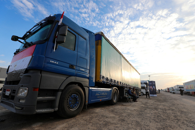 聯合國今天表示，以色列與巴勒斯坦伊斯蘭主義組織哈瑪斯（Hamas）暫時停火下，61輛載有醫療補給、食物和水的卡車已將物資送抵受困的加薩（Gaza）北部。(圖/ 路透社)
