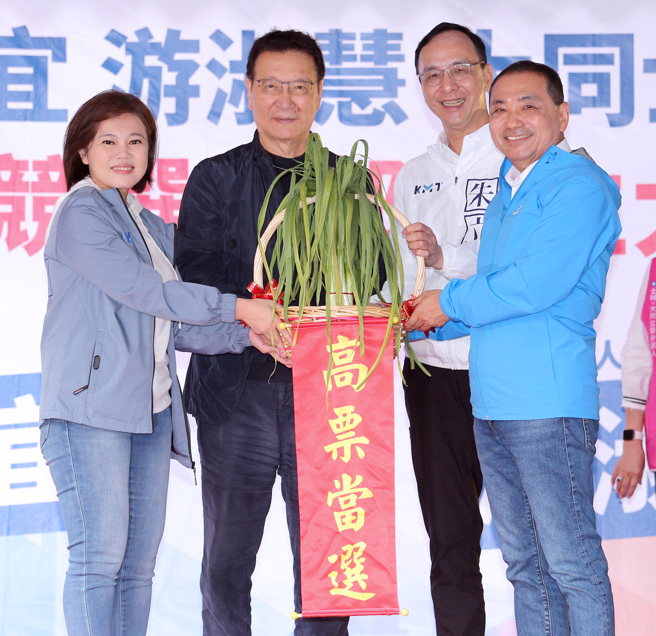 国民党正副总统参选人侯友宜（右一）、赵少康（左二）、党主席朱立伦（右二）26日一同为台北市立委参选人游淑慧（左一）站台助选，侯友宜送上代表「冻蒜」的蒜苗给游淑慧，祝她高票当选立委。（黄世麒摄）