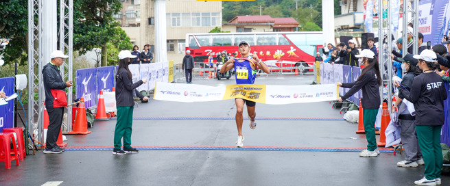 大脚丫龙队李立军漂亮衝线，助队勇夺2023美津浓马拉松接力赛总冠军。（美津浓提供）