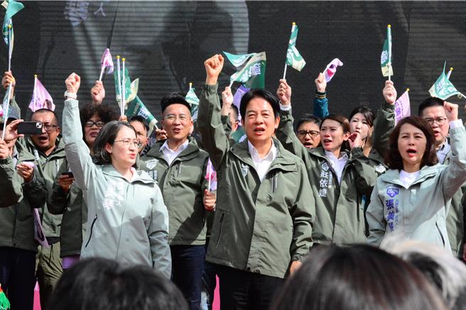 民进党总统参选人赖清德、萧美琴今早前往花莲替立委参选人张美慧站台并成立竞选总部。（王志伟摄）