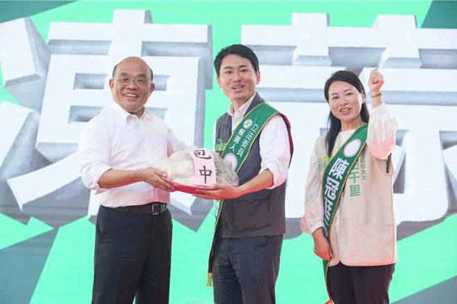 前行政院長蘇貞昌今天為民進黨嘉義縣山區立委參選人陳冠廷站台，送包子祝「包中」。（陳冠廷提供／廖素慧嘉縣傳真）