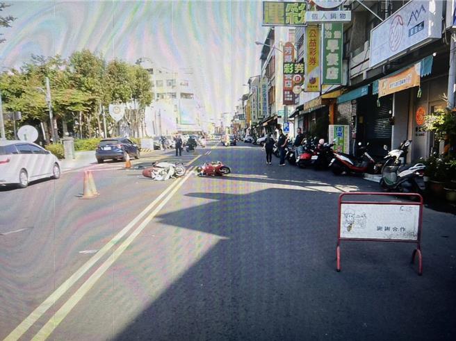 台中市警察局太平分局30岁的温姓女警26日上午10点半左右，疑要前往坪林森林公园执勤，未料刚出分局口就与18岁赖姓男骑士相撞，伤重送医仍在手术中。（民眾提供／潘虹恩台中传真）