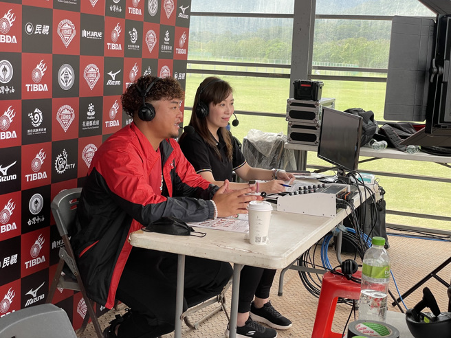 味全龙投手王跃霖（左）第4次担任关怀杯转播球评。（毛琬婷摄）