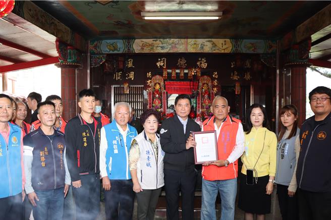 苗栗县长锺东锦颁发证书。（苗栗县政府提供／李京升苗栗传真）