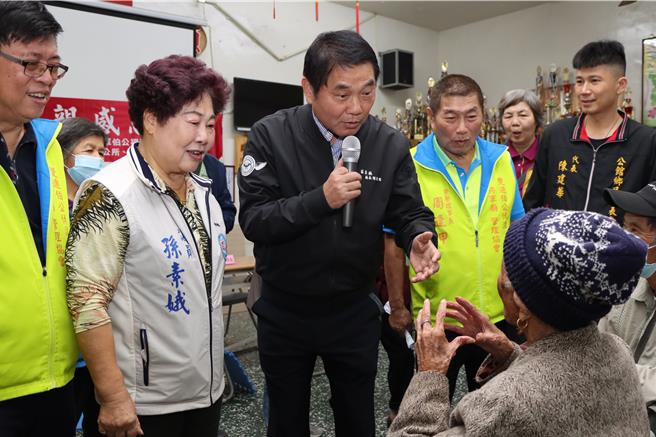 苗栗县长锺东锦与长辈高歌日文歌。（苗栗县政府提供／李京升苗栗传真）