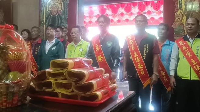 总统参选人赖清德（前排右三）26日下午到台东鹿野乡永安村圣安宫参加建庙65周年庙庆活动。（蔡旻妤摄）