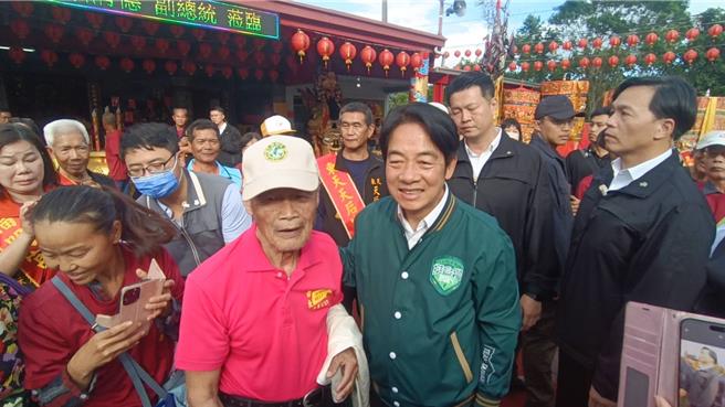总统参选人赖清德（右）26日下午到台东鹿野乡永安村圣安宫参加建庙65周年庙庆活动。（蔡旻妤摄）
