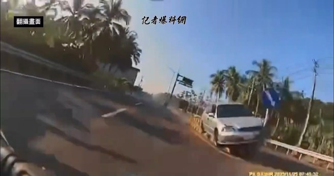 大型重机骑士遭逼车，轿车快速接近后失控撞护栏。（翻摄爆料公社）