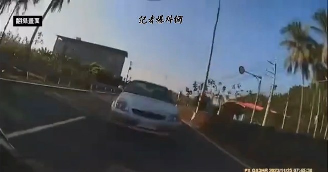 大型重机后方的轿车突然高速贴近。（翻摄爆料公社）