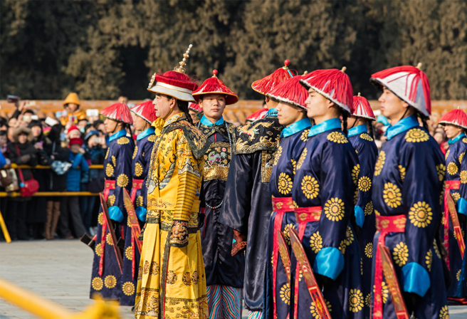 清代的上朝时间约为5、6点，官员们必须凌晨2、3点起床出门，才能顺利赶上不迟到。(示意图/达志影像)