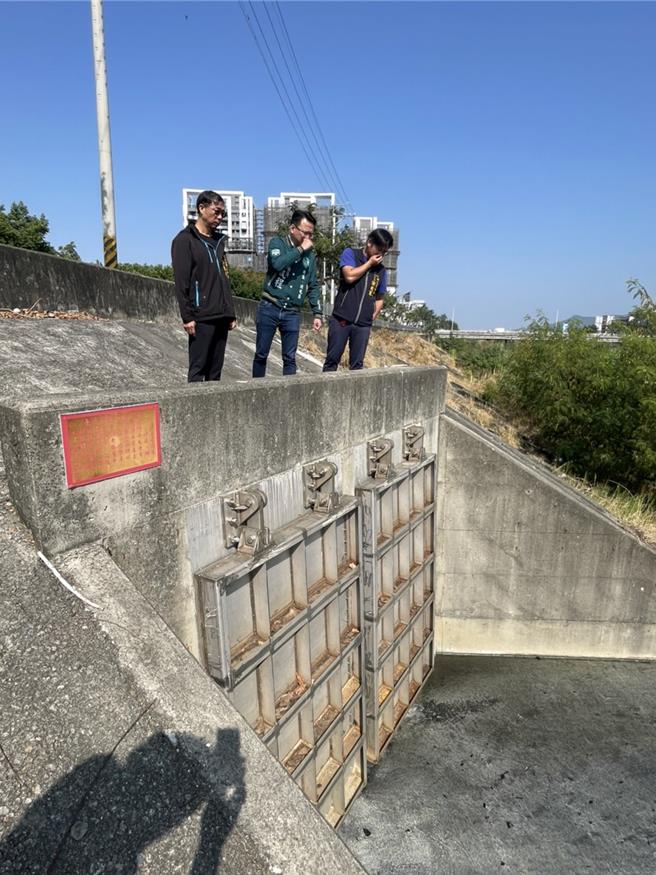 流经台中市北屯区旱溪西路三段一带的旱溪近1年开始飘出臭味，地方里长向立委庄竞程陈情，臭味臭到10楼的住户都闻得到，日前一同前往会勘。（立委庄竞程提供／潘虹恩台中传真）