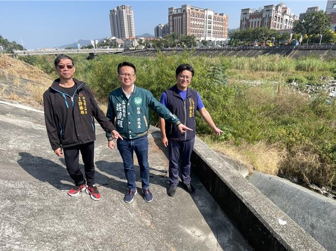 流经台中市北屯区旱溪西路三段一带的旱溪近1年开始飘出臭味，立委庄竞程日前与里长前去会勘，初步了解是该区整体排水系统尚未建置完善，民生污水未接管所致，预计28日邀相关单位讨论改善作为。（立委庄竞程提供／潘虹恩台中传真）