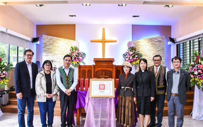 原民會主委夷將Icyang代表總統追頒已故吳明義Namoh Rata牧師總統褒揚令。（原民會提供／王志偉花蓮傳真）