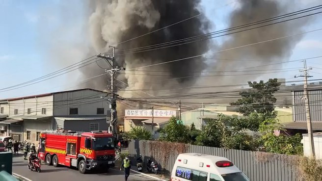 工厂起火浓烟窜天。（翻摄爆料公社二社）