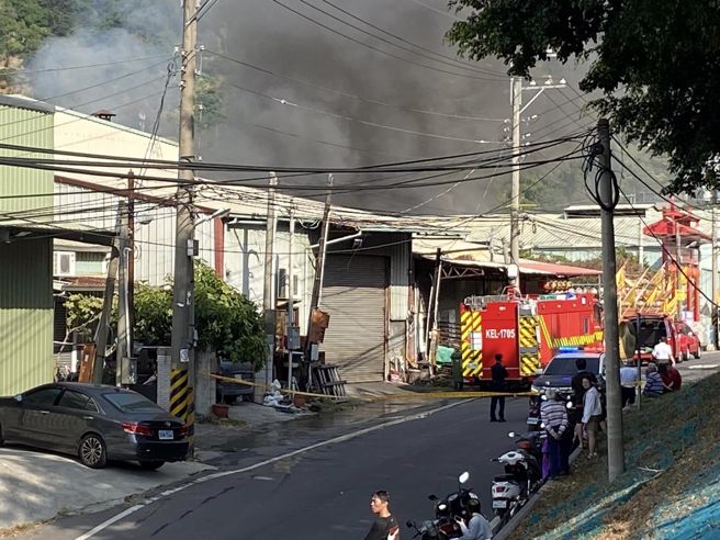 工厂起火浓烟窜天。（翻摄爆料公社二社）