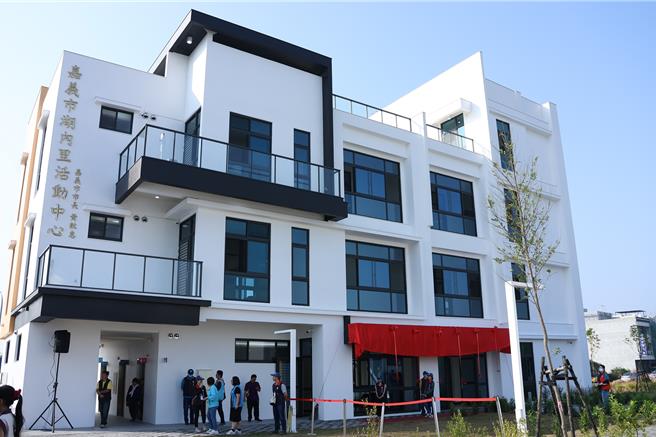 嘉义市湖内里活动中心今天揭牌启用，崭新建筑有多功能用途。（廖素慧摄）
