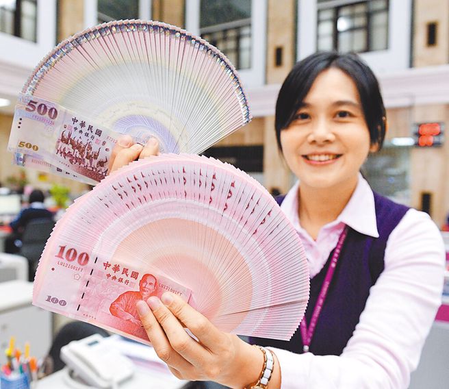 据劳保局行事历显示，11月单月还有10笔钱要入帐。（本报资料照片）